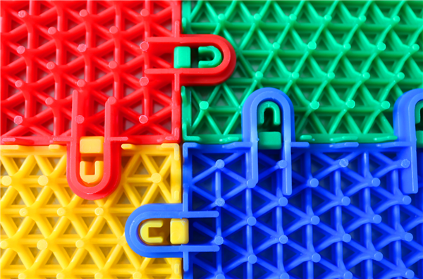 怎么解決塑膠地板施工過程中容易出現(xiàn)的問題？