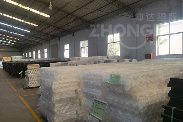 現(xiàn)代化養(yǎng)豬場塑料漏糞板特點(diǎn)有哪些？